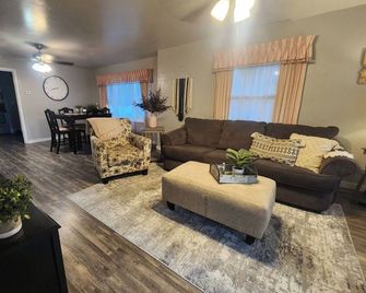 Cutecountyfair house, 3 bdrms,fenced back yard and close to all needs in Burley. - Burley - Living room
