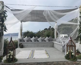 Quiet Location with Direct Beach access from our Garden! Perfect for families. - Nea Stira - Patio