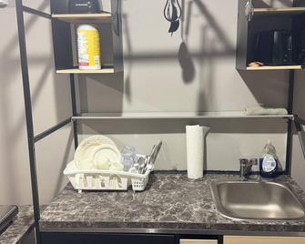 Fully Furnished Private Basement In A Serene Residential Neighbourhood! - Brandon - Room amenity