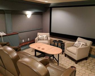 Lower Lvl Private 2br/1ba Family/Pet Friendly - Stamford - Living room
