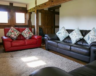 Self-catering farmhouse set in 68 acres of private land - dog and child friendly - Stourport-on-Severn - Living room