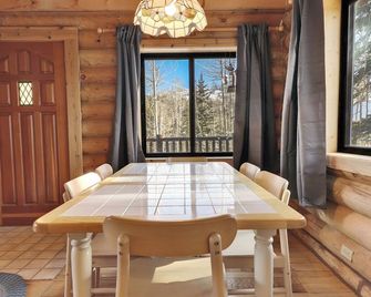 Timber Lodge Cabin – Secluded Sauna Retreat 3 Mins to the Slopes - Brian Head - Dining room