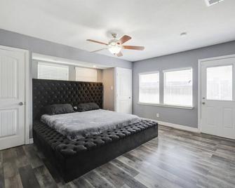 Spacious Home In The Heart Of Dallas - Dallas