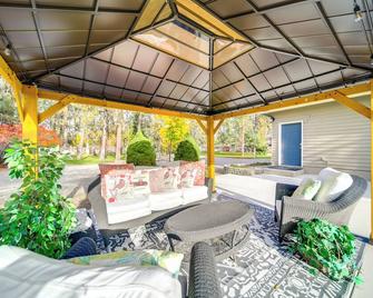 Vista Retreat: Stunning Views & Spacious Comfort - Nine Mile Falls - Patio