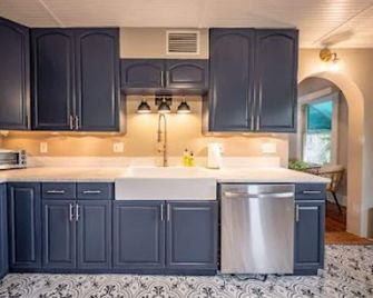 Historic 1924 Spanish-Style Boho Bungalow-Walk to Charming Cocoa Village - Rockledge - Cocina