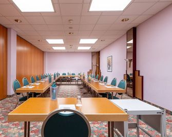 Fly Inn Hotel Frankfurt Airport Rüsselsheim ehemals Trip Inn Hotels - Rüsselsheim - Meetingraum