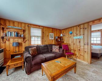 Eric's Place - Dennis - Living room