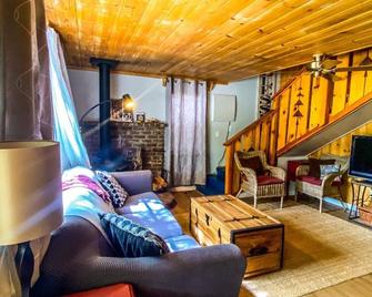 Cozy 4 Bedroom Cabin by the Lake - Wofford Heights - Wohnzimmer