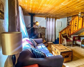 Cozy 4 Bedroom Cabin by the Lake - Wofford Heights - Living room