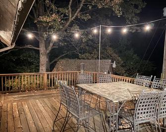 “Iris Cottage” - Cozy Cabin that Sleeps 10 - Gore - Balcony