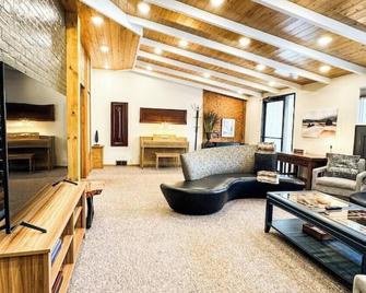 My Place! Luxury 2 Bed With Piano! - Willmar - Вітальня