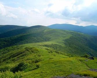 This cabin is a 2 bedroom(s), 1 bathrooms, located in Mars Hill, NC. - Mars Hill - Vista del exterior