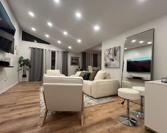 Elegant Nature Retreat—Private, Quiet Neighborhood Near Dayton's Finest - Fairborn - Living room