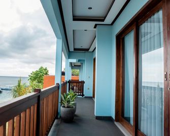 Blue Harbor Beachfront Villas & Resto - Nusa Penida - Балкон