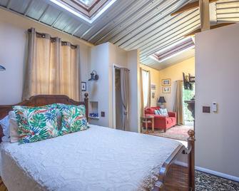 Blue Moon Carriage House Loft In Historic Apalachicola Fl Downtown District - Apalachicola - Bedroom