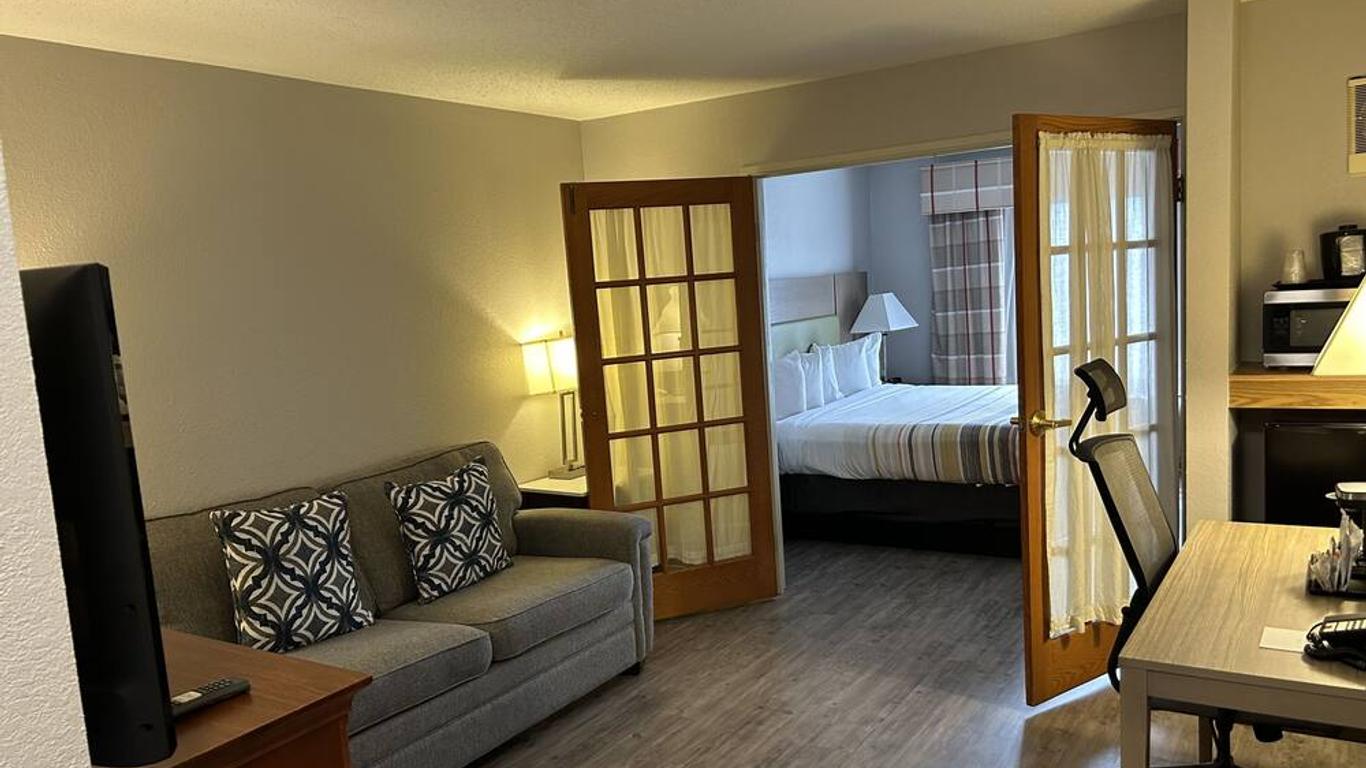 Country Inn & Suites by Radisson Grand Rapids Air