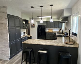 Lots of Space! Central to St Charles and STL. Newly Remodeled. Large Backyard! - Maryland Heights - Kitchen