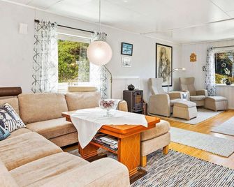 Holiday Home in Inndyr - Inndyr - Living room