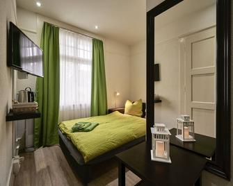 Max Aviation Villa & Apartments - Bern - Bedroom