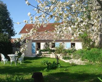 Cottage 4 people with private garden in village Saintongeais estuary 5 km - Saint-Fort-sur-Gironde - Binnenhof