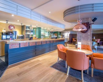 Premier Inn Swansea Waterfront - Swansea - Bar