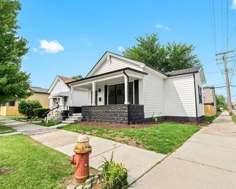 Aveline's Abode - N. Corktown - Detroit - Building