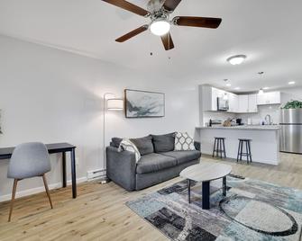 In Unit W&D Free Parking Fast Wifi 5 Min Downtown - Wilkes-Barre - Living room
