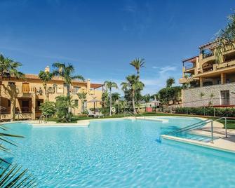 From the two terraces of this beautiful apartment you can enjoy an impressive view of the beautiful - Benahavis - Piscina