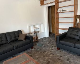 Peacefully 2BR Cabin with Firepit - Naches - Living room