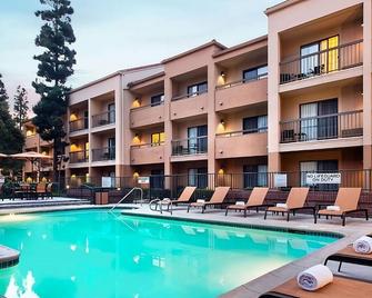 2 Tranquil Rooms Perfect for Exploring LA’s Top Attractions & Venues - El Segundo
