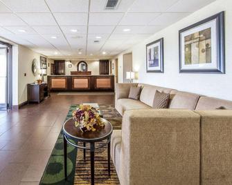 Quality Inn - Chillicothe - Living room