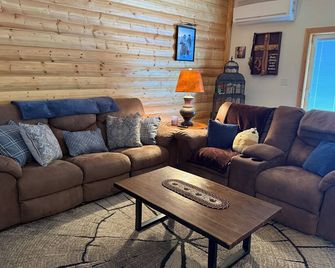 Charming 2-bedroom shouse seated on 50 acres in tranquil Long Prairie with AC. - Long Prairie - Living room