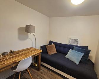 Charming 2-bedroom cottage in Enderby with AC, WiFi and Kitchenette. - Enderby - Sala de estar
