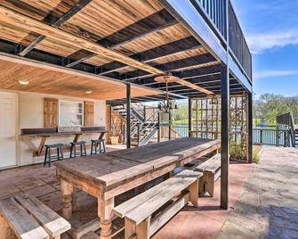 Cozy Studio Cottage with Deck and Direct River Access - Seguin - Patio