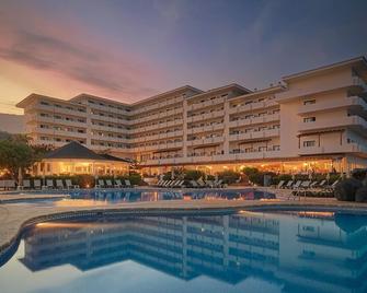 إتش 10 تابورينتي بلايا - بيرنا باجا - حوض السباحة