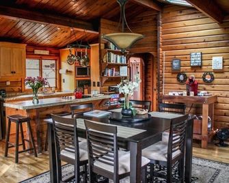 Rustic Cabin in Dry Creek Valley with beautiful views // 5 miles to Plaza - Healdsburg - Comedor