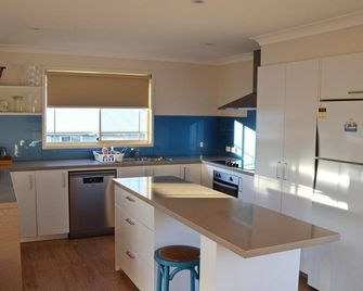 Amberlee House - bring your own linen - South West Rocks - Cucina