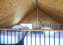 Experience true Alaska secluded Cabin just 15 minutes from Denali National Park. - Healy - Bedroom