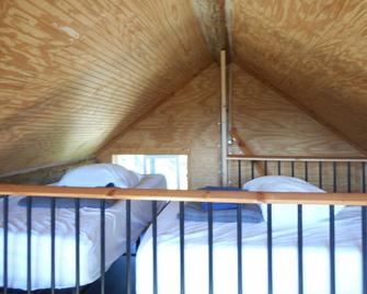 Experience true Alaska secluded Cabin just 15 minutes from Denali National Park. - Healy - Bedroom