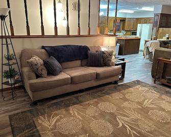 A great house by Fonner Park - Grand Island - Living room