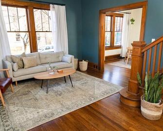 The Winona House - Boutique Hotel Near Downtown - Roanoke - Living room