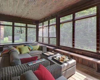 Newly available - Luxury Entire Chalet - Sleeps 14 Sun-soaked Dock - Nominingue - Living room
