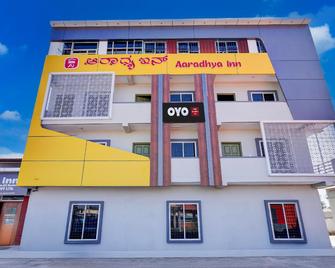 Hotel O Aaradhya Inn - Mālūr - Edificio