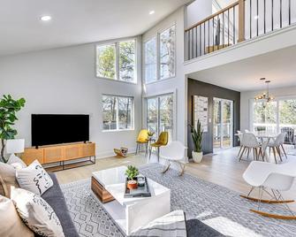 Waterfront Troy Home w/ Private Boat Dock! - Troy - Sala de estar