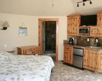 Lake Front Bungalow - Couples Getaway - Meadow Vista - Bedroom