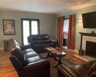 Spacious Historic Home Near Downtown Lockhart - Lockhart - Living room