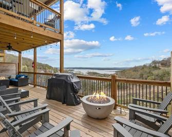 The Farmhouse: Lake View - Fire Tables - Community Pickleball - Blue Eye - Balcón
