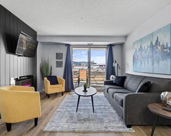 The Altitude Landing, Pool, Hot Tub, Pets - Invermere - Living room