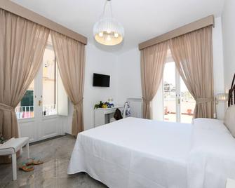 Palazz0 Gargano Amalfi Room With Terrace In The Heart Of City - Amalfi - Dormitor