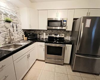 Cozy and Beautiful Home. When booking 1 week or more ask about our discount. - Beverly Hills - Kitchen